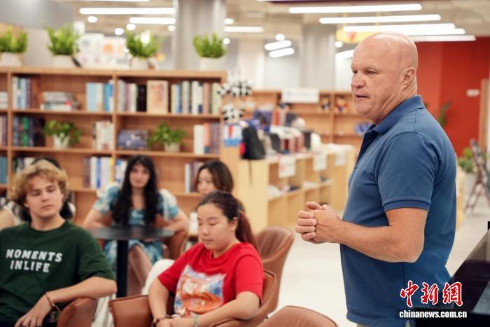 3月18日晚，在海南陵水黎安国际教育创新试验区，史蒂文跟大学生在英语角轻松交流。　(海南陵水黎安国际教育创新试验区管理局 供图)