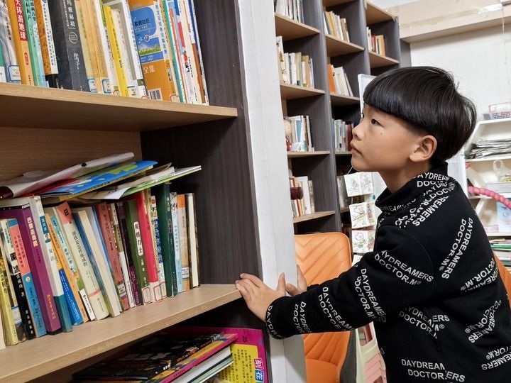 村里的孩子一有时间就来微光书苑看书。