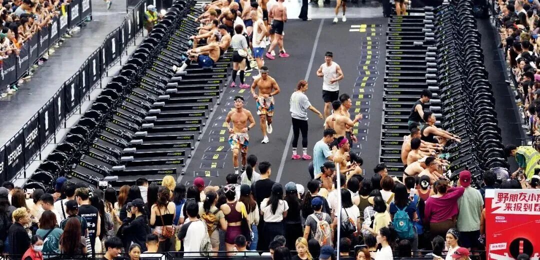 8月16日，2026HYROX深圳站体能大赛现场。图/视觉中国