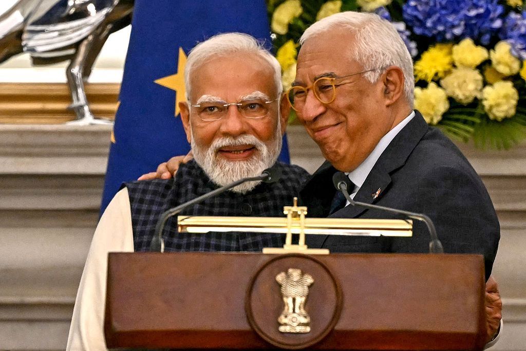 当地时间2026年1月27日,印度新德里,印度总理莫迪(左)在联合新闻发布会上拥抱欧盟理事会主席安东尼奥·科斯塔(右)。视觉中国 图