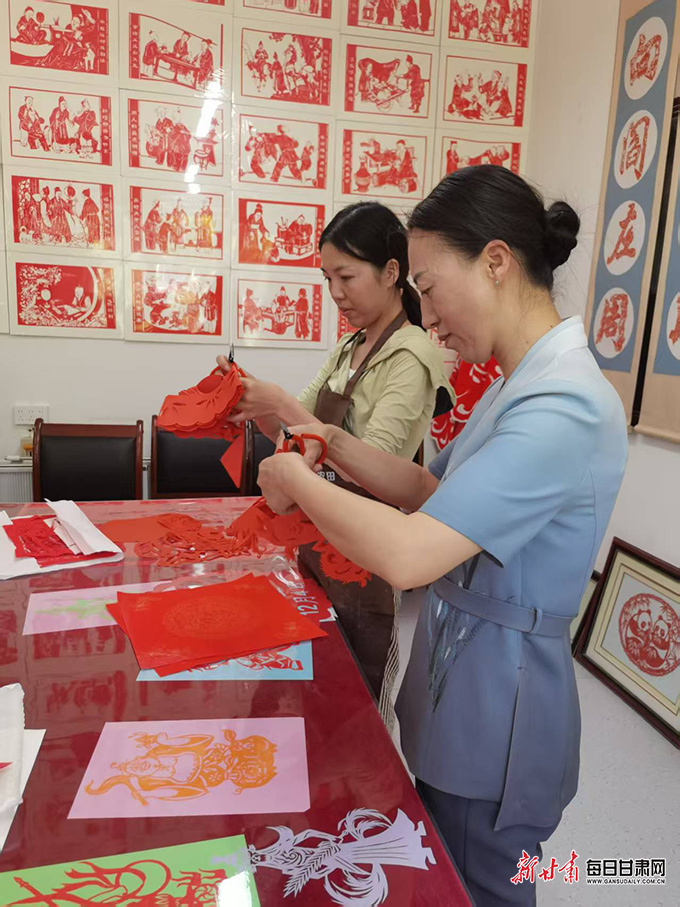 陈志和学员一起进行剪纸
