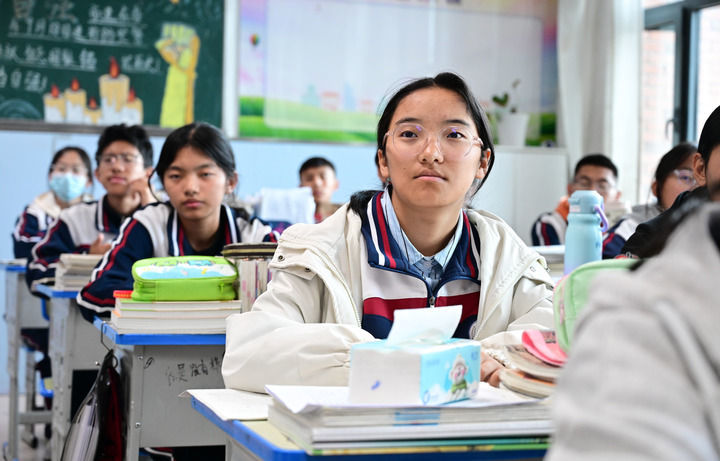 2025年11月7日,在青海省西宁市果洛西宁民族中学,学生在上课。新华社记者 齐芷玥 摄