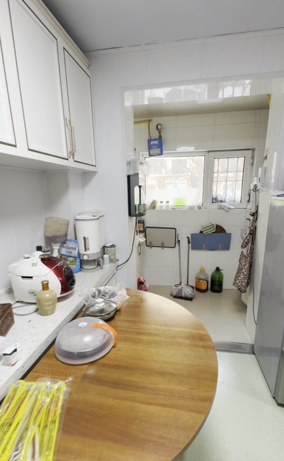 开放式厨房右侧是客厅(央广网发 刘旭冉 摄)