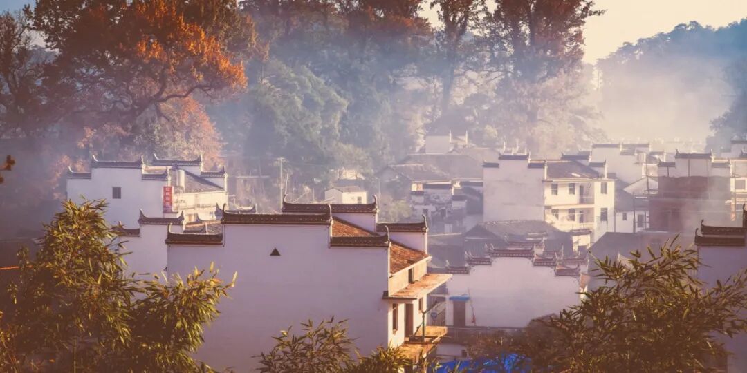 摄图网_500668568_秋天晨雾中的山村+婺源石_(企业商用).jpg