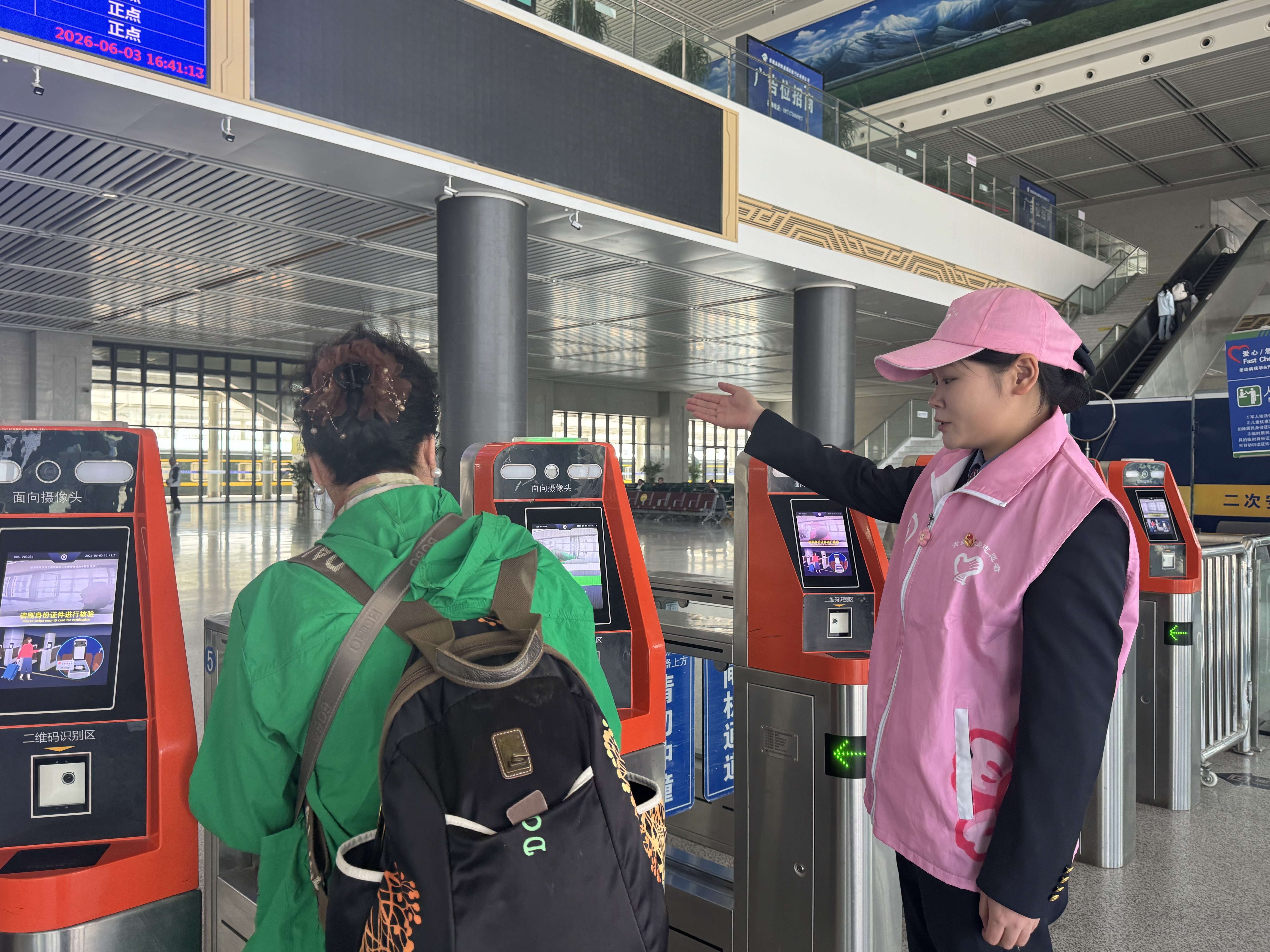 图为2026年6月3日，格尔木站客运员郭冰洁正引导旅客进站。记者 康洁白姆 摄