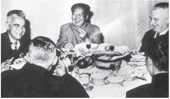 1960年,毛泽东与斯诺(左)共进午餐,路易·艾黎(右)、马海德(背影)作陪