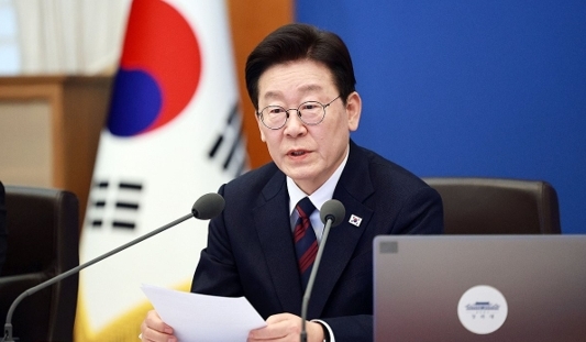 3月19日，李在明在青瓦台主持会议 图源：韩媒