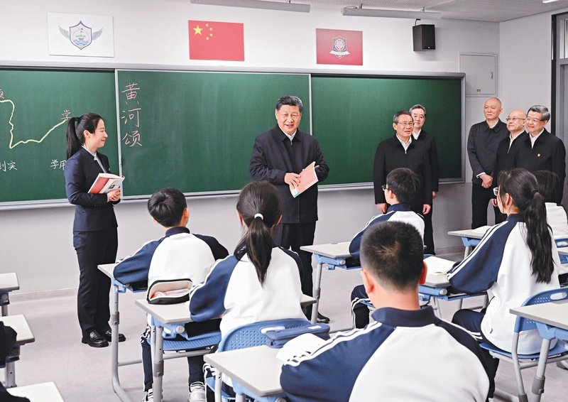 2026年3月23日，中共中央总书记、国家主席、中央军委主席习近平在河北雄安新区考察，并主持召开深入推进雄安新区高质量建设和发展座谈会。这是23日上午，习近平在北京四中雄安校区考察时，走进教室同师生亲切交谈。 新华社记者 谢环驰/摄