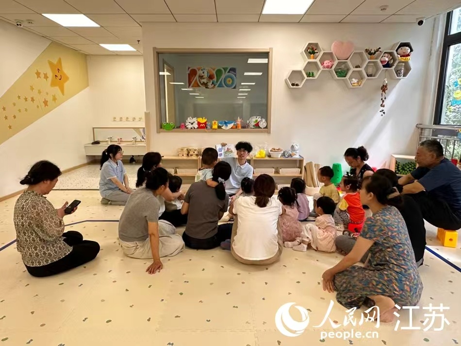 “西城·晨星托育”托育点,老师为孩子们讲述绘本故事。人民网 王纯摄