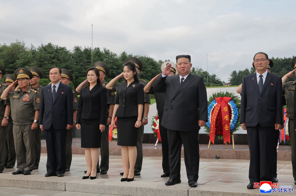 7月26日，金正恩携妻女凭吊大城山革命烈士陵园。图/朝中社