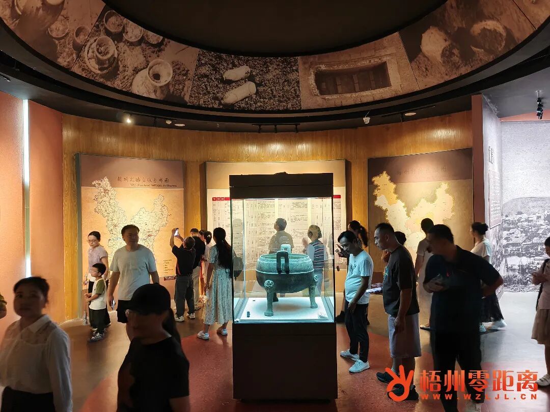 在国庆节假期里,每天都有大批游客前往梧州博物馆参观。游客们通过文物参观、公园游玩,了解梧州悠久的历史文化和城市发展。李鸿荣摄.jpg
