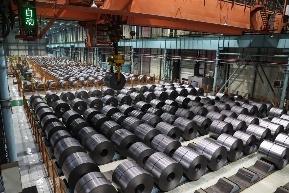 这是鞍钢集团本钢板材冷轧总厂第三冷轧厂生产车间(2025年1月23日摄)。2021年鞍钢在国企改革中重组本钢,形成了“南有宝武、北有鞍钢”的钢铁产业新格局。