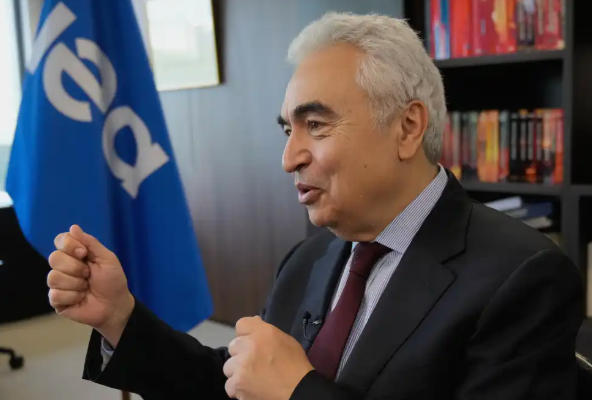 16日，比罗尔在巴黎接受美联社采访