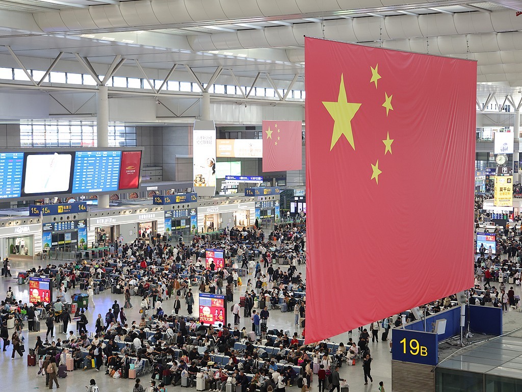 7日,上海虹桥站候车大厅人流如潮。当日是国庆假期最后一天,中国铁路上海局集团有限公司预计发送旅客415万人次。(视觉中国)