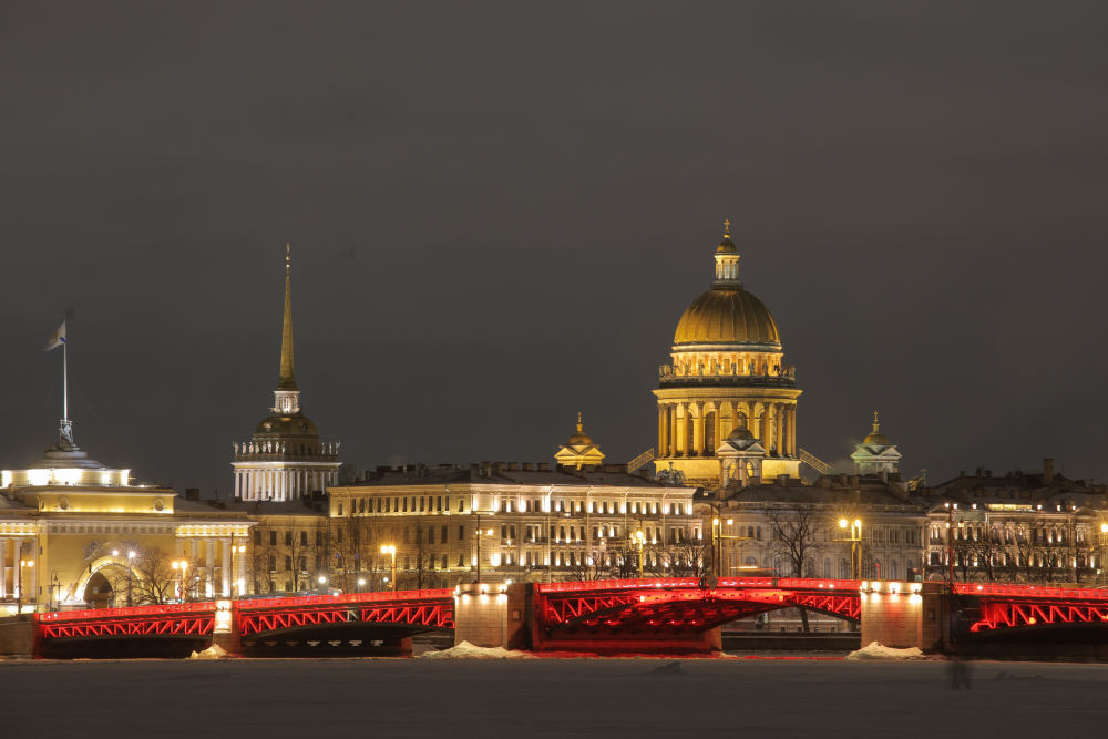 2月15日晚，俄罗斯圣彼得堡冬宫桥亮起“中国红”，迎接马年春节。新华社发（莫京娜摄）