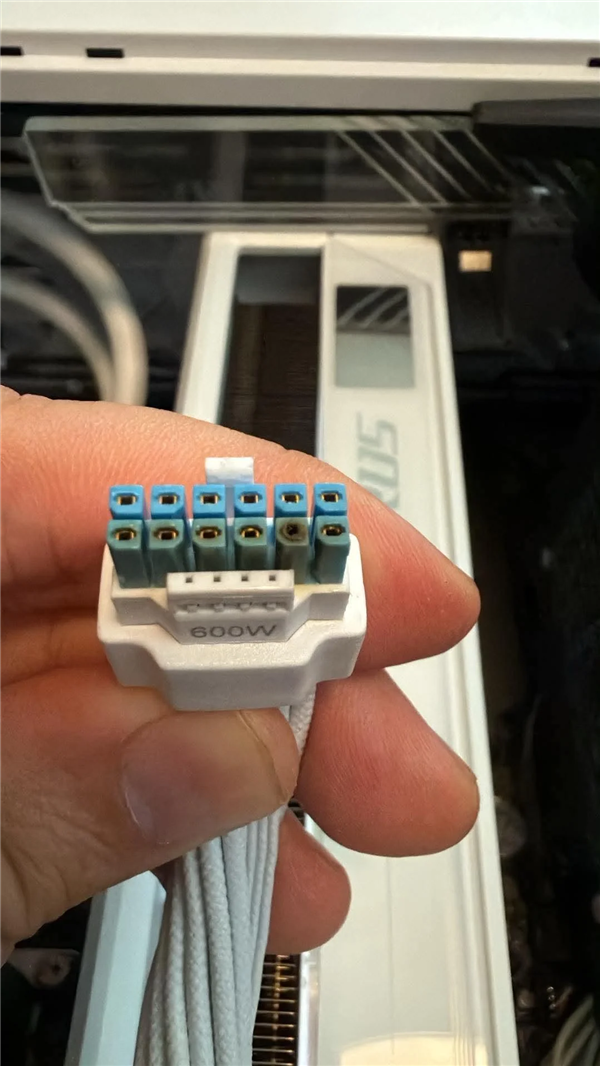 RTX 5090又烧了!玩游戏时突发黑屏:12V-2x6接口直接熔化