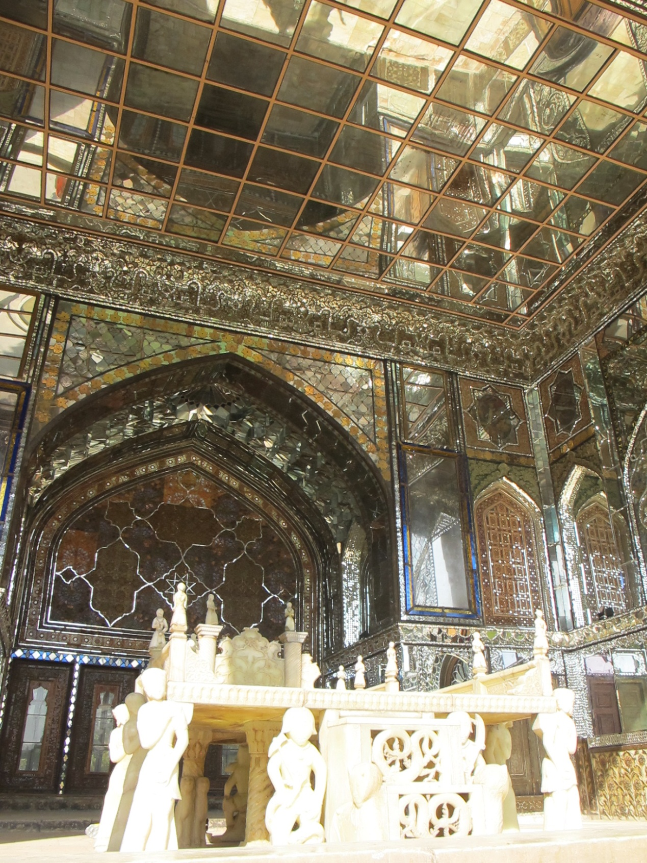 遭破坏前的戈勒斯坦宫一景,前为大理石国王宝座