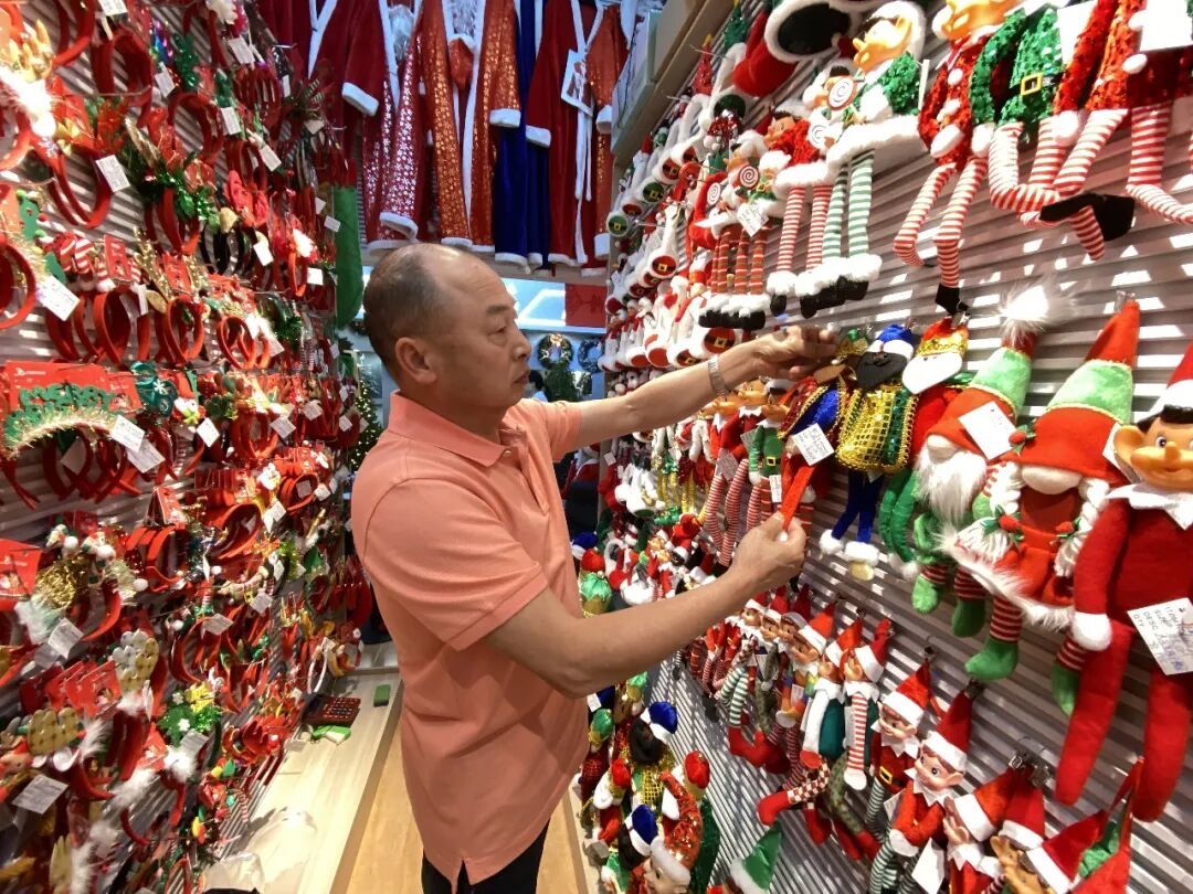 在浙江义乌国际商贸城,经营户在店铺内整理圣诞商品(2025年4月15日摄)/新华社记者 魏一骏 摄