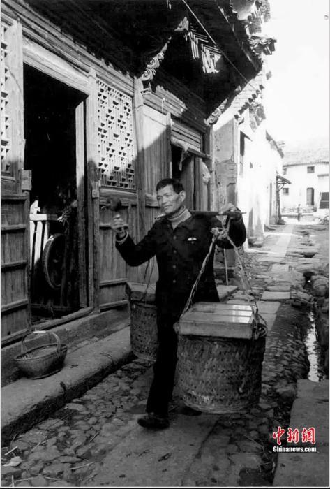 拨浪鼓、扁担和两头的货筐,曾是义乌人“鸡毛换糖”的标配。郑运福 摄