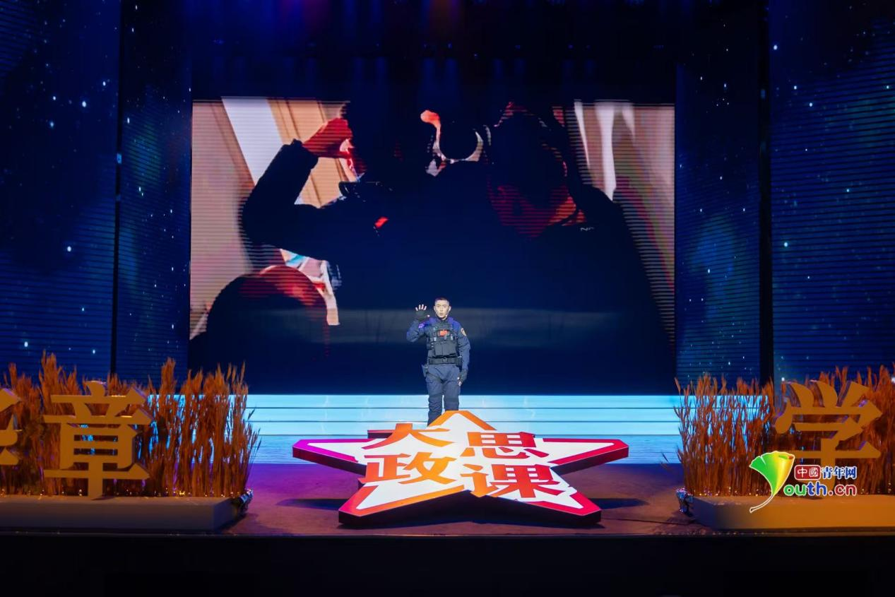 云豹突击大队队员刘浪正在进行分享。主办方供图