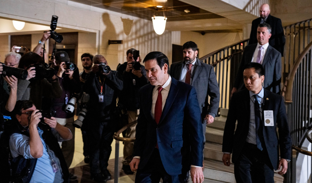 当地时间2026年1月5日,美国华盛顿,美国国务卿鲁比奥抵达国会山,与议员会面讨论美国近期在委内瑞拉的行动。视觉中国 图