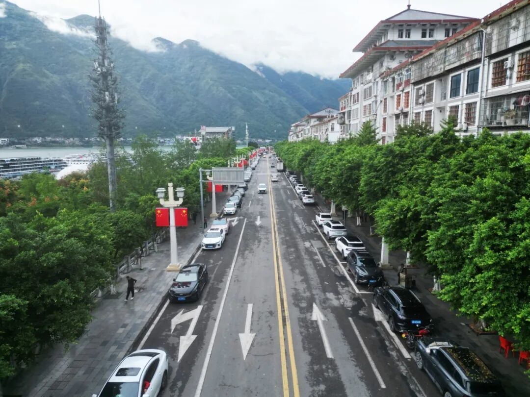 国庆假期，巫山“让路于客”。 鲁作炳 摄.JPG