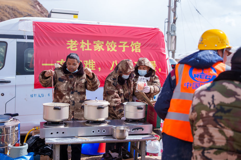 10月24日，老杜家饺子馆老板杜国平在煮饺子。新华社记者丁增尼达 摄