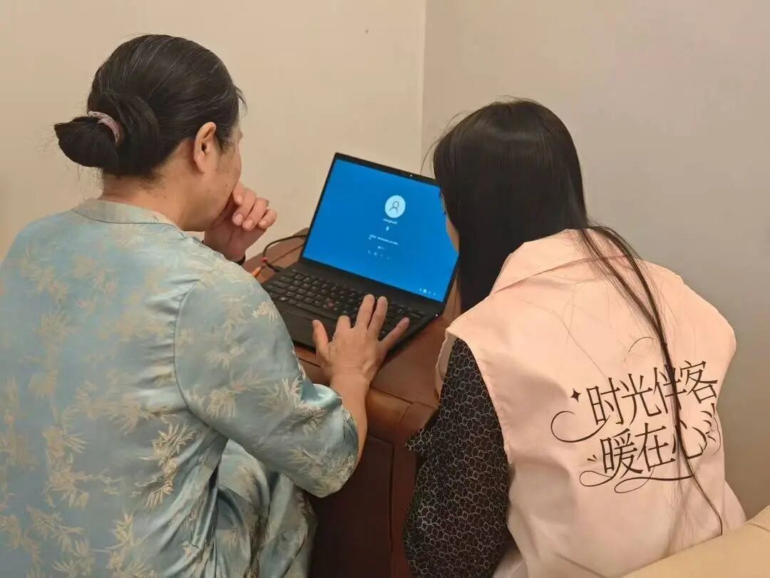 蒋弋喆团队的“共享儿女”正在教老人使用电脑 图据受访者