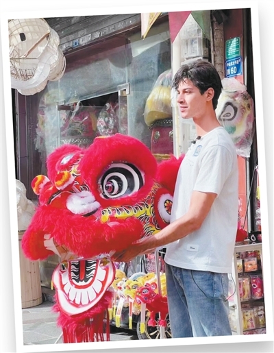 刘正曦在广东省东莞市体验中国传统民俗文化。　　受访者供图