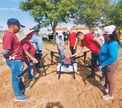 在巴西北里奥格兰德州联邦教育科技学院阿波迪校区农场，巴西师生和农户学习操作中国生产的无人机。　　迪奥任塞&middot;诺夫雷加摄