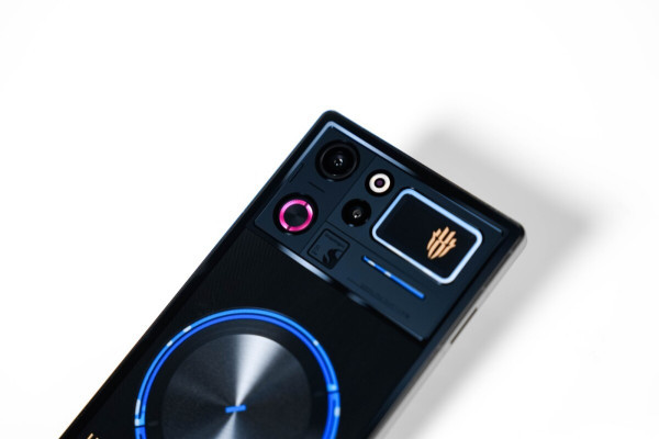 红魔 12 Pro+简评：打破刻板印象，电竞旗舰不止有硬核性能