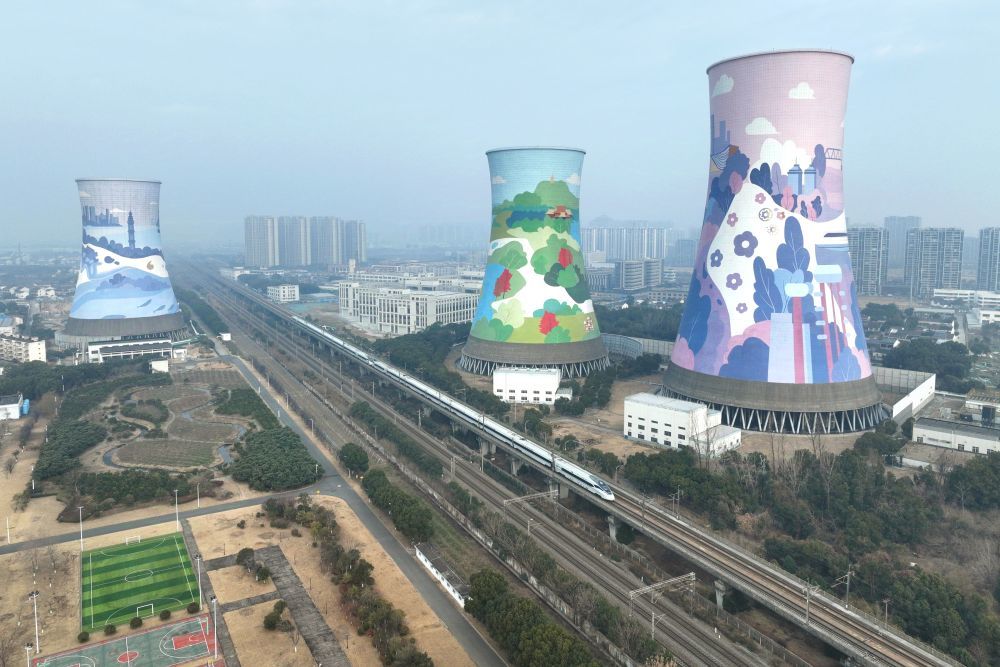 ↑ 1月25日,动车组列车行驶在江苏省常州市境内(无人机照片)。新华社发 (陈暐 摄)