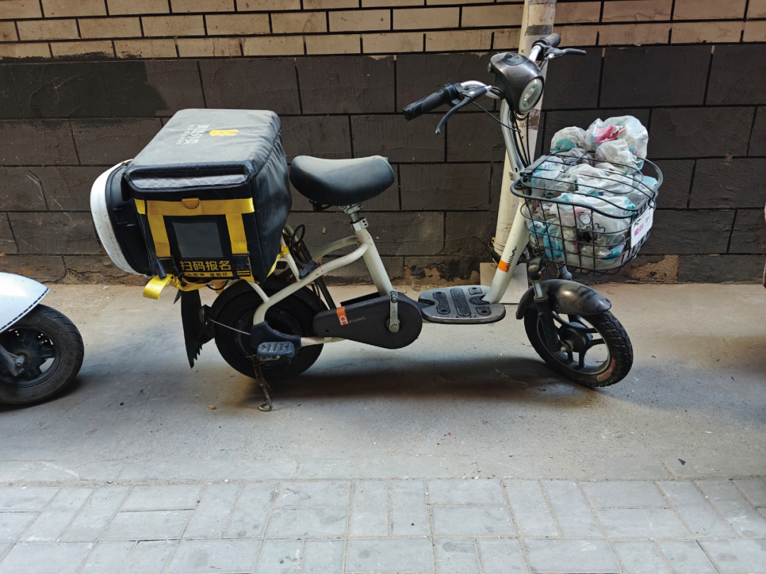 王晚跑外卖的第一辆电动车 图|受访者提供