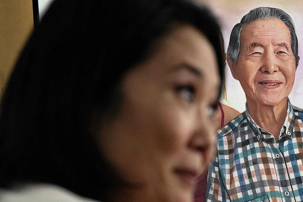 当地时间2026年4月10日，秘鲁利马，藤森庆子在接受媒体采访时，其父亲、秘鲁前总统阿尔韦托&middot;藤森的肖像被拍摄入镜。图/视觉中国