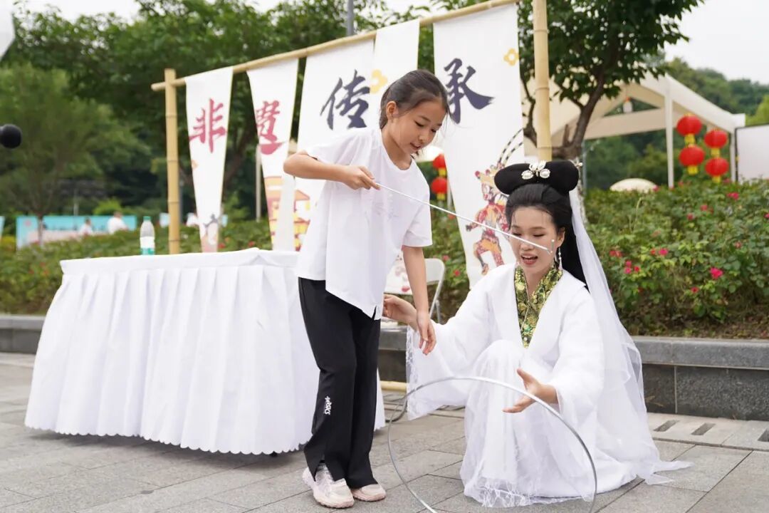 杭州非遗市集上的沉浸式体验。