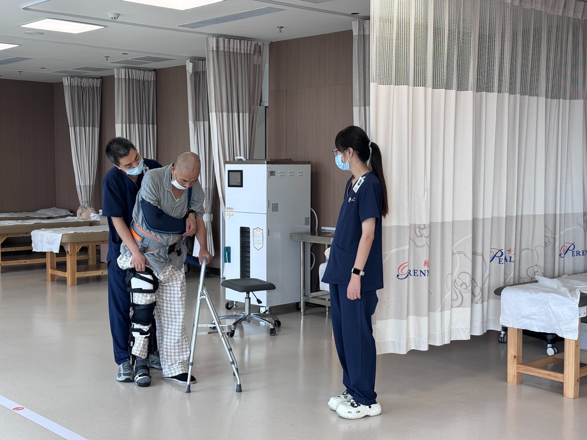 患者正在进行康复治疗（央广网发 天津鹏瑞利医院供图）