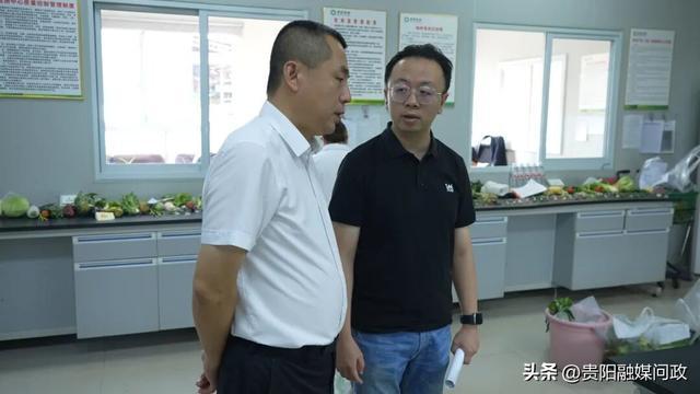 贵阳地利农产品物流园有限公司副总经理王钢（左）向民革贵阳市直一支部主委周晓帆（右）介绍食用农产品快检中心情况