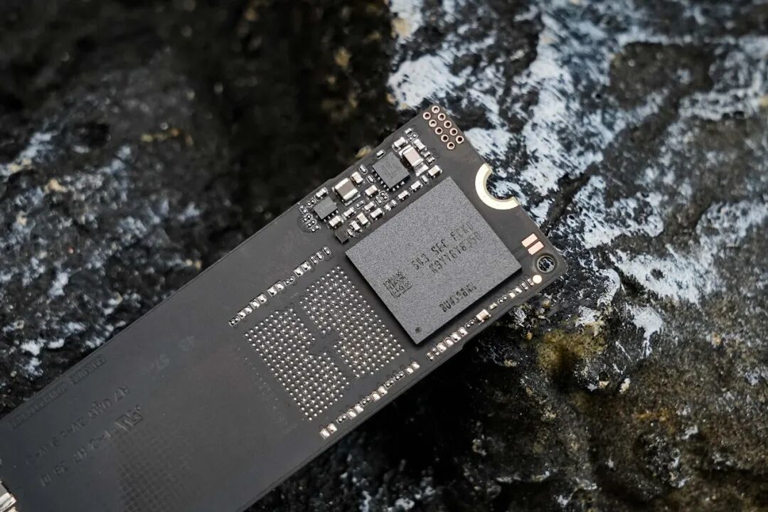 三星990固态硬盘评测 低功耗不发烫 PCIe4.0高效能之作