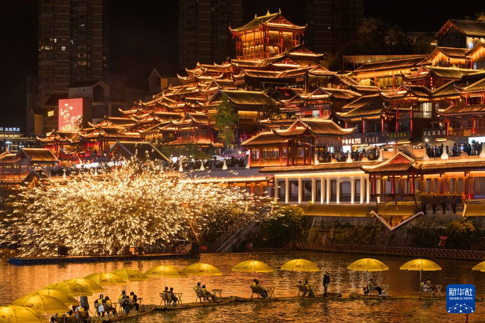 10月3日,游客在湖北省恩施土家族苗族自治州宣恩县欣赏夜景。新华社发(陈绪开摄)