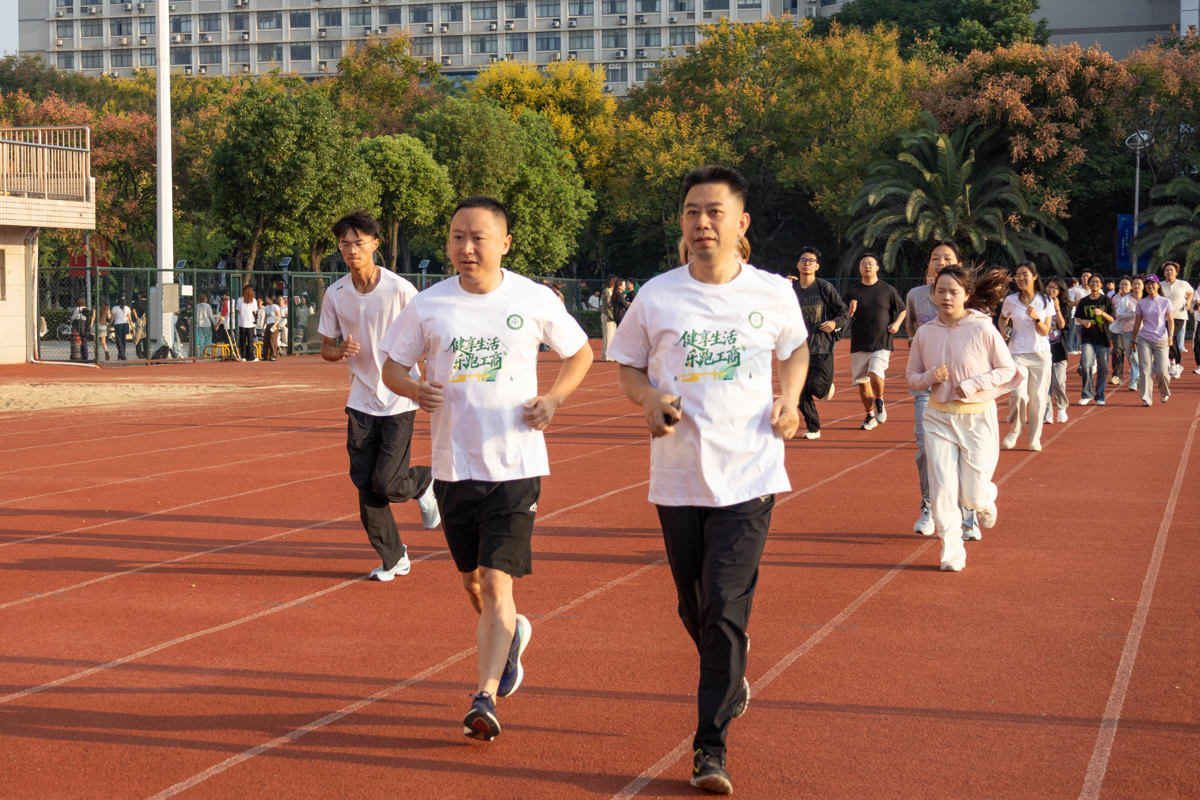 图为校长张俊、党委书记詹河焰与新生一起晨跑 摄影:杨芷若 (2).jpg