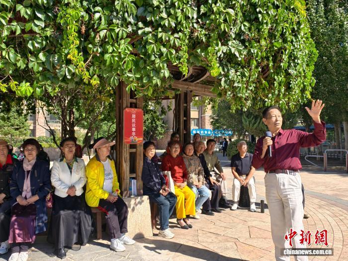 9月21日，“铸牢共同体 中华一家亲”主题宣传活动走进内蒙古通辽市经济技术开发区新城街道河畔花园社区。社区居民正在排练节目。中新网记者 勉征 摄
