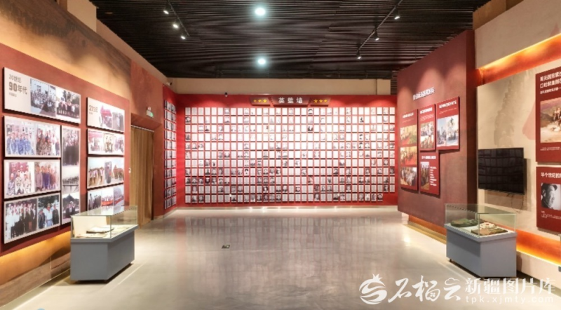 中国人民解放军进军和田纪念馆英雄墙(资料图)。
