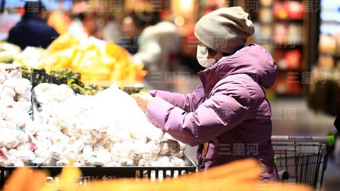 2026年1月19日，市民在江苏省淮安市一家生活超市购物消费。