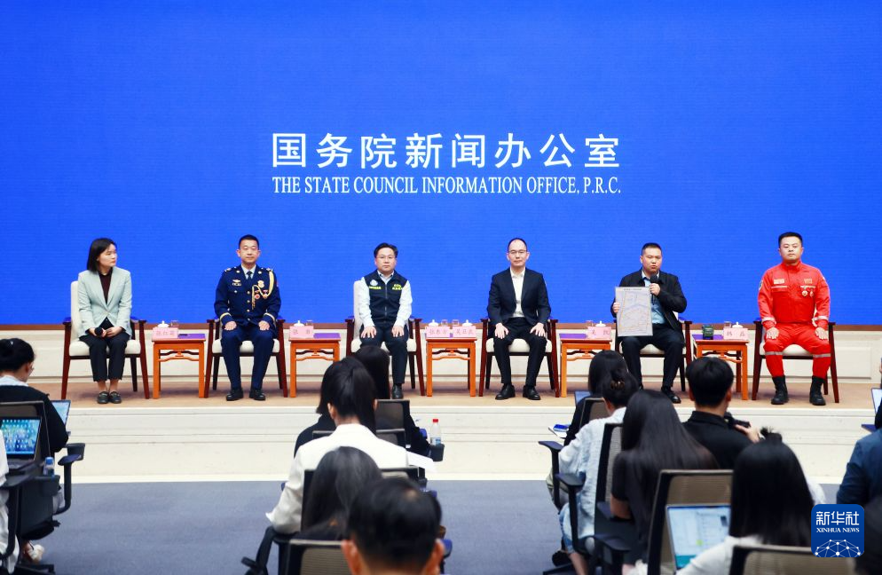 8月24日，国务院新闻办公室在北京举行“新征程上的奋斗者”中外记者见面会，应急管理领域代表围绕“躬身实干防风险 应急守护为民安”与中外记者见面交流。新华社记者 潘旭 摄