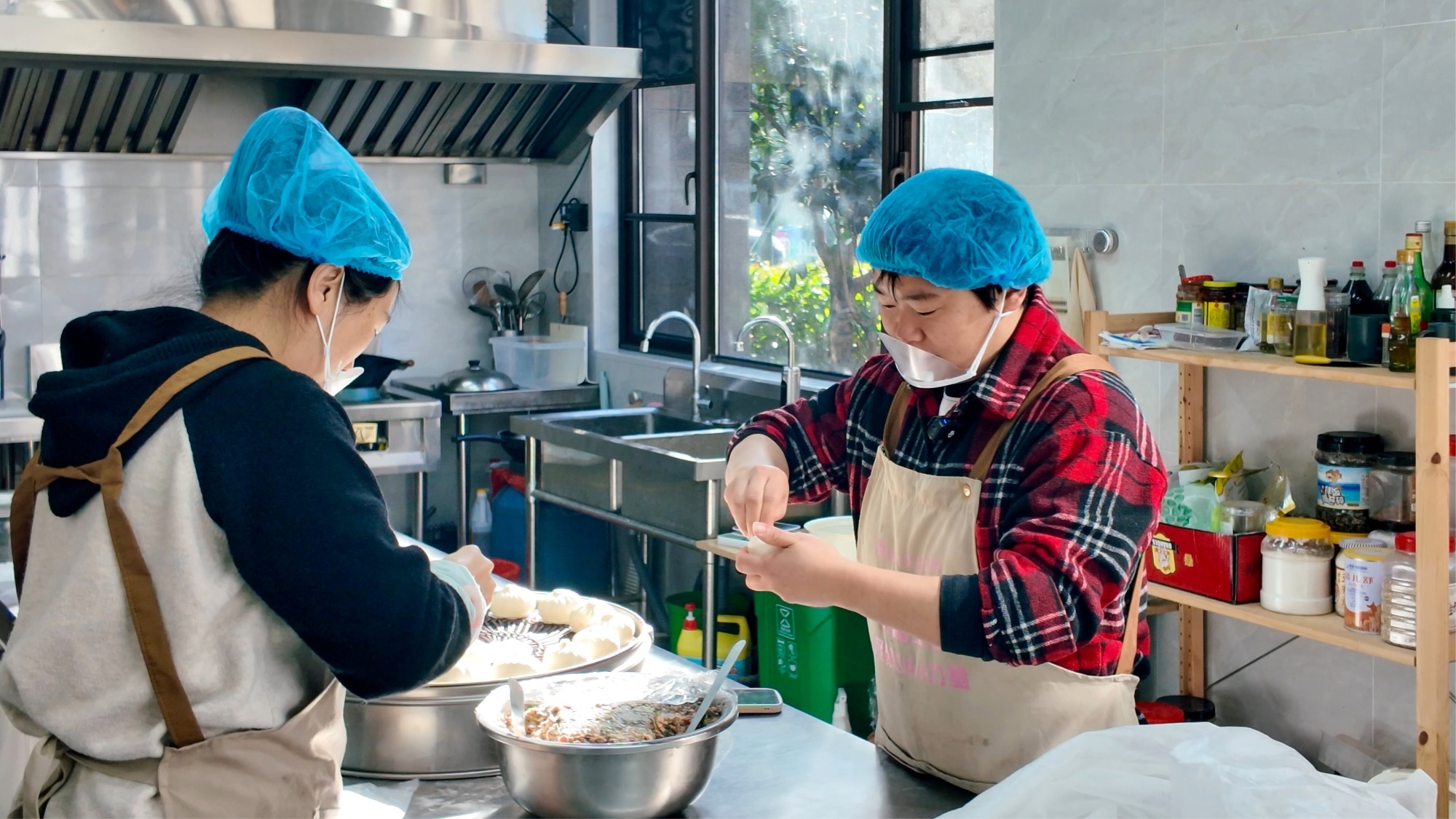 居民制作包子（央广网记者 俞烨 摄）