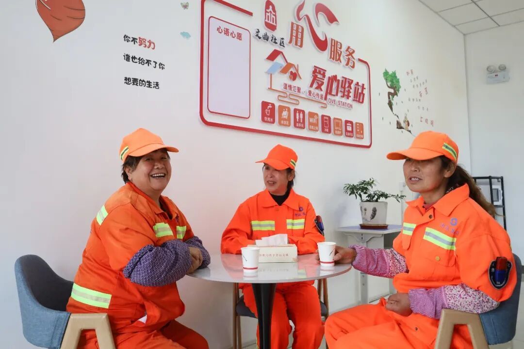 2025年10月17日,环卫工人在兰州新区西岔园区文曲社区的爱心驿站休息/新华社记者 马希平 摄