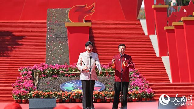 相声表演艺术家李菁(右)和青年相声演员李涵(左)表演相声《乐来乐快乐》。人民网记者 李昌乾摄