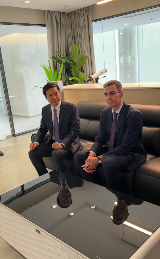 西班牙首相桑切斯访华参观小米科技园 雷军亲自接待 现场体验YU7