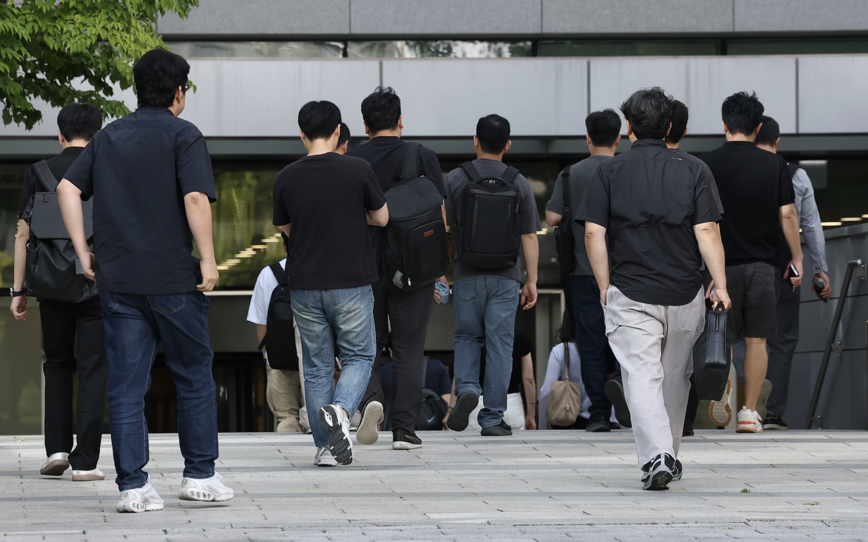 ▲6月24日,韩国首尔,三星电子家电与移动部门员工身穿黑衣进入公司,抗议最高达100倍的绩效奖金差距