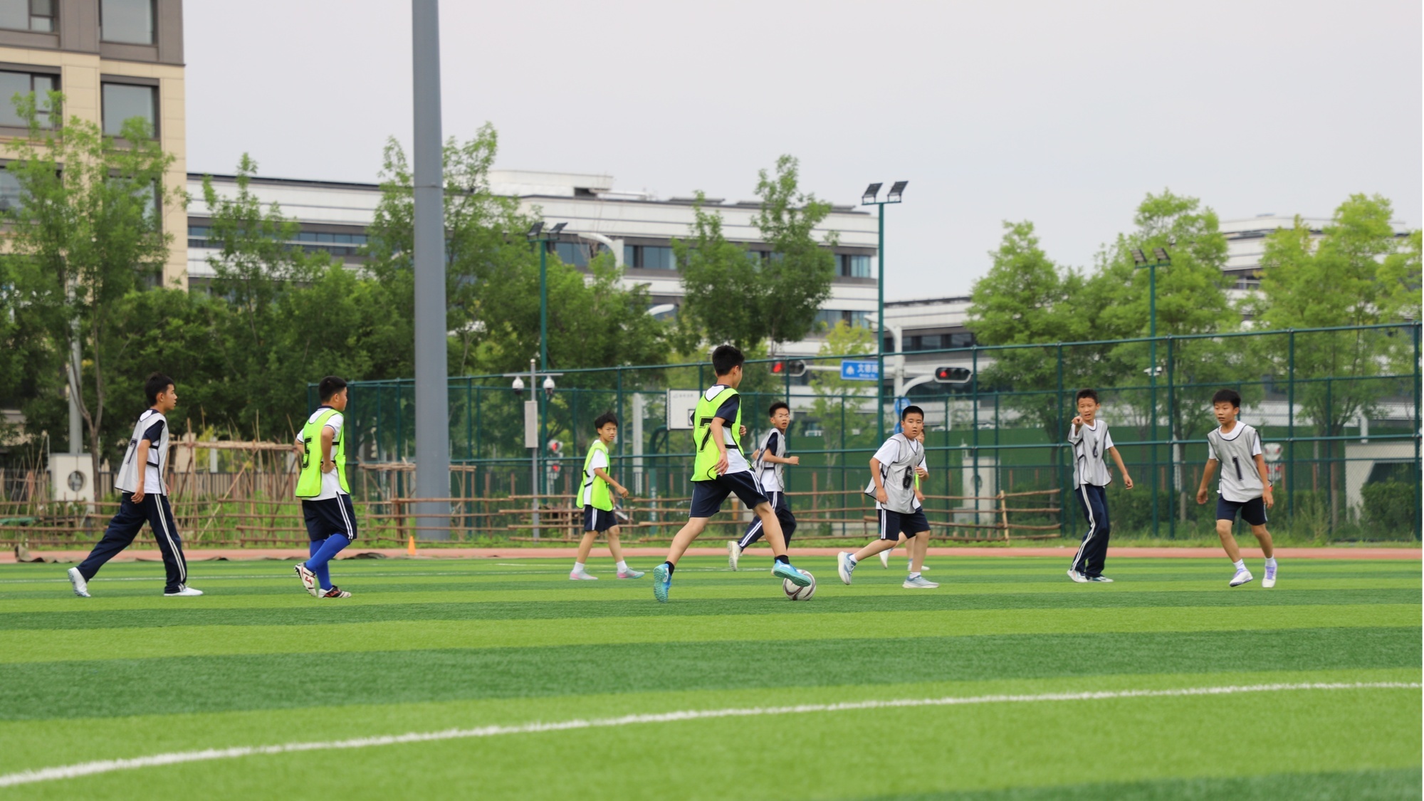 学生们在操场上踢足球（央广网记者 李瑶 摄）